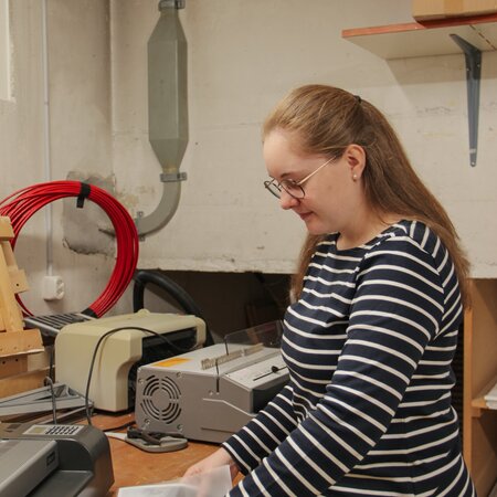 Verpacken eines Papiers in Folie für Laminierung | © 2024 Lehrberufe | Woche-Pass AG