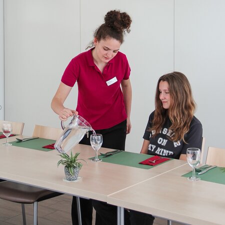 Servicearbeiten im Speisesaal | © 2024 Lehrberufe | Woche-Pass AG