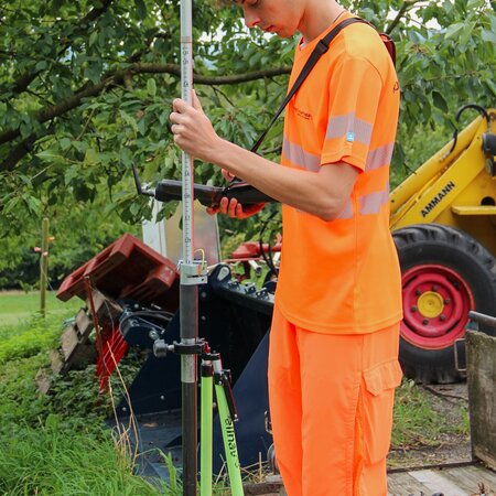 Ausmessung eines Grenzpunkts | © 2024 Lehrberufe | Woche-Pass AG