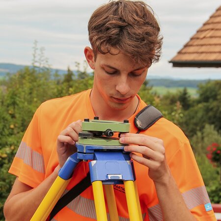 Tachymeter vor Ort aufstellen | © 2024 Lehrberufe | Woche-Pass AG