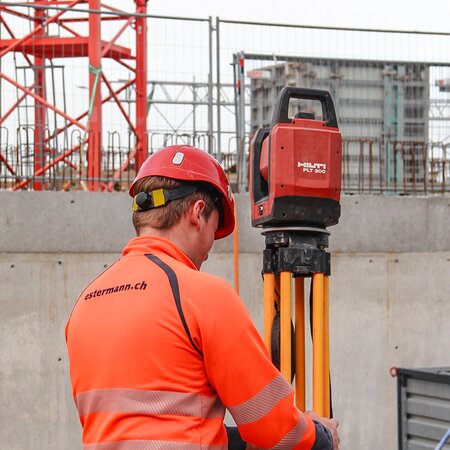 Aufstellen des Tachymeters für Messungen | © 2024 Lehrberufe | Woche-Pass AG