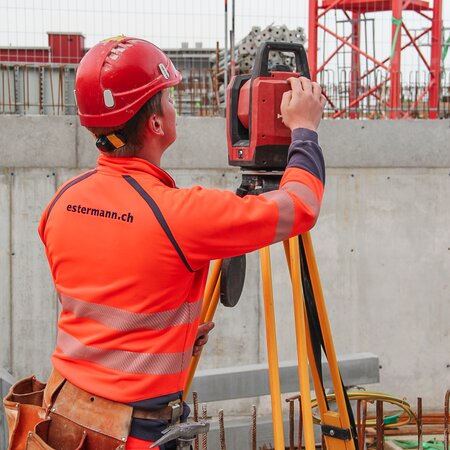 Bestimmte Stelle mit einem Tachymeter messen | © 2024 Lehrberufe | Woche-Pass AG