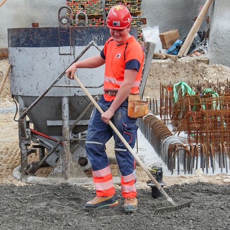 Magerbeton als Grundlage verteilen | © 2024 Lehrberufe | Woche-Pass AG