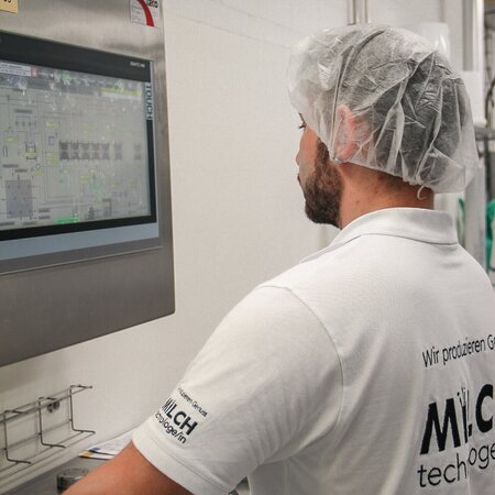 Milchtechnologe kontrolliert Milchanlieferung- und Verarbeitung auf einem Bildschirm | © 2023 Lehrberufe | Woche-Pass AG