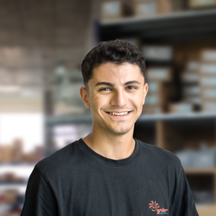 Portrait von ​​Jafar Shams, Sanitärinstallateur in Ausbildung | © 2024 Lehrberufe | Woche-Pass AG