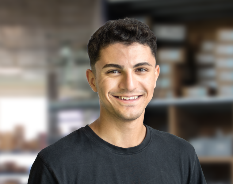 Portrait von ​​Jafar Shams, Sanitärinstallateur in Ausbildung | © 2024 Lehrberufe | Woche-Pass AG