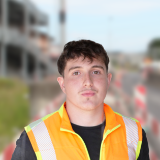 Portrait von Jon Krasniqi, Strassenbauer in Ausbildung | © 2024 Lehrberufe | Woche-Pass AG