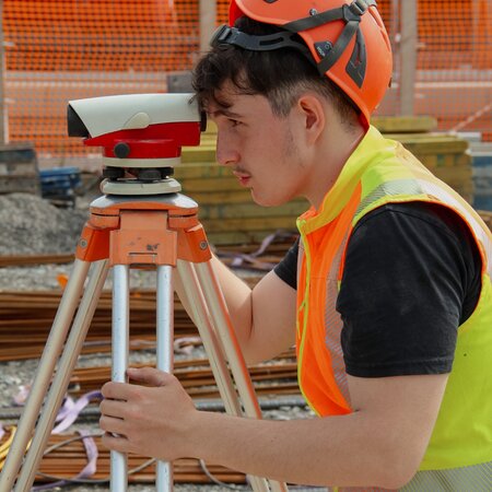 Baustelle mit einem Arbeitsgerät vermessen | © 2024 Lehrberufe | Woche-Pass AG