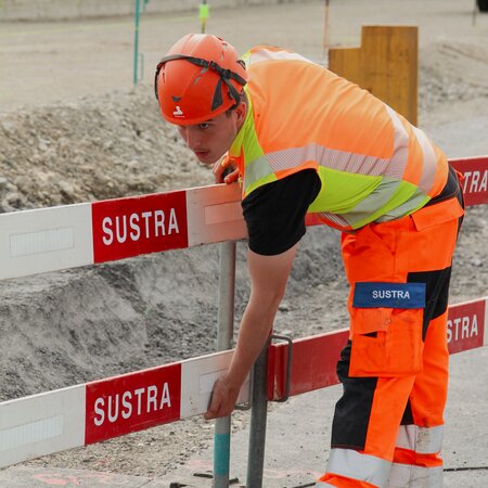 Für die Sicherheit eine Absperrungen aufstellen | © 2024 Lehrberufe | Woche-Pass AG