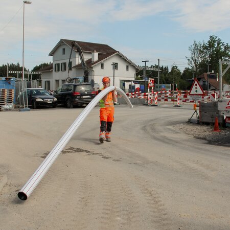 Transport einer Leitung | © 2024 Lehrberufe | Woche-Pass AG